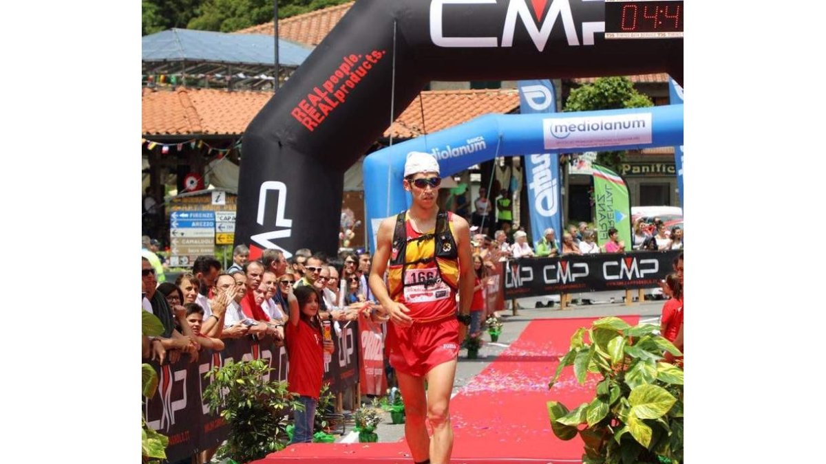 Villa en el momento de cruzar la meta del Mundial de trail. RFEA