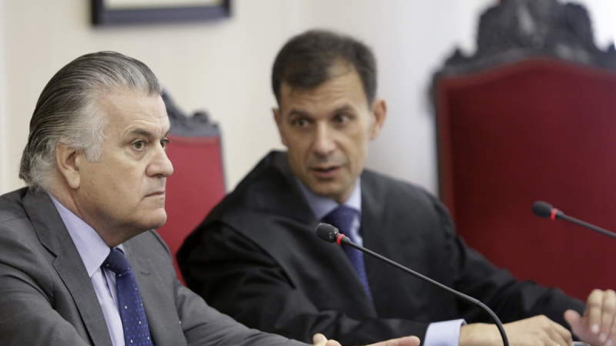 Luis Bárcenas, en compañía de su abogado, durante la celebración del juicio el miércoles.