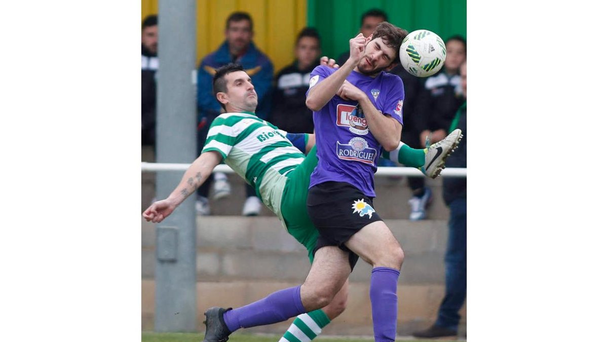 Negral, a la izquierda, acabaría expulsado en el derbi por doble amonestación. JESÚS