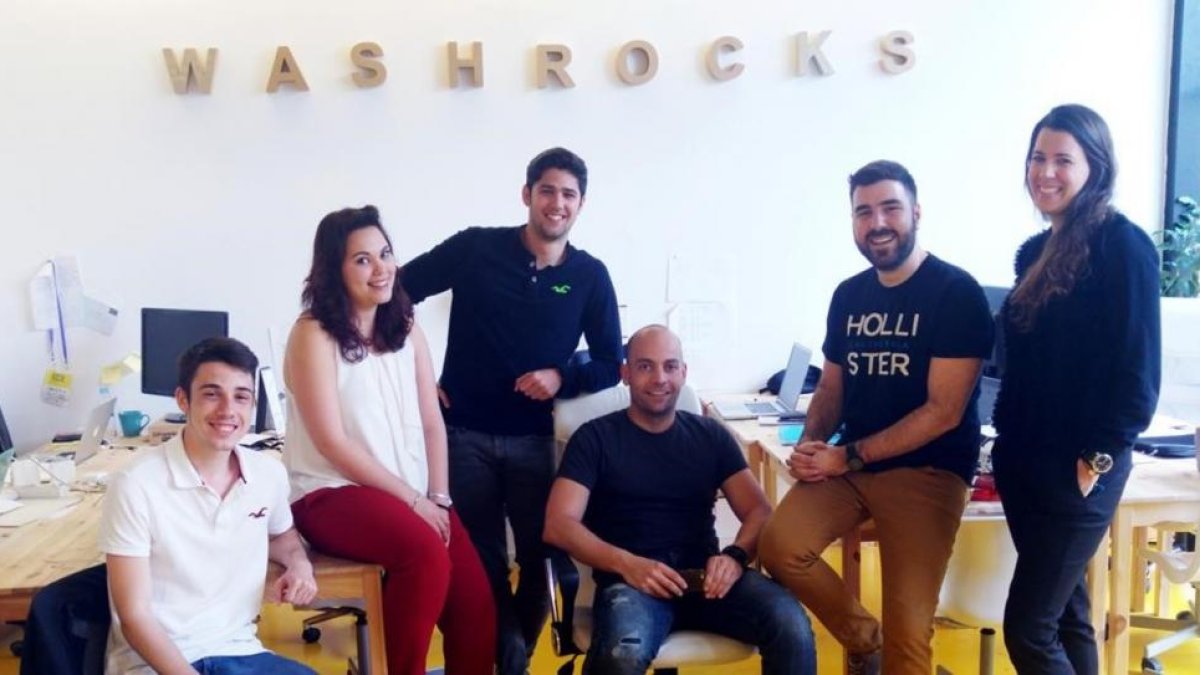 Equipo de Washrocks, con Iván Hernández (segundo por la derecha) como consejero delegado.