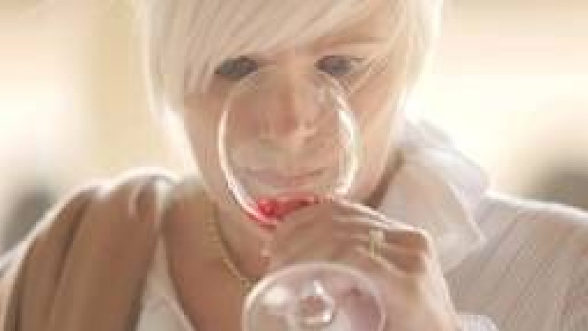 Una de las participantes en la cata, degustando uno de los vinos de la provincia leonesa