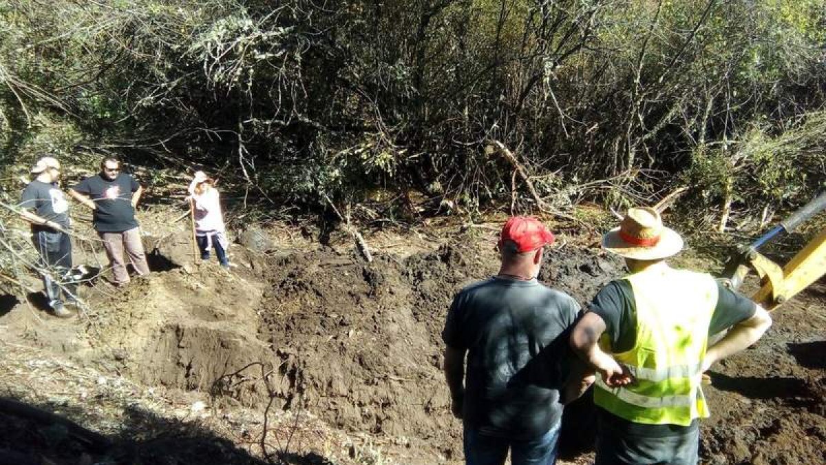 Voluntarios de la ARMH, al pie de la excavación tras dos días de trabajo. ARMH