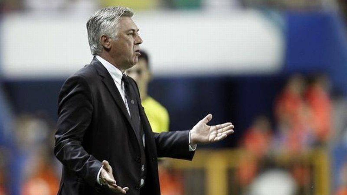 Ancelotti gesticula en el Ciutat de València.