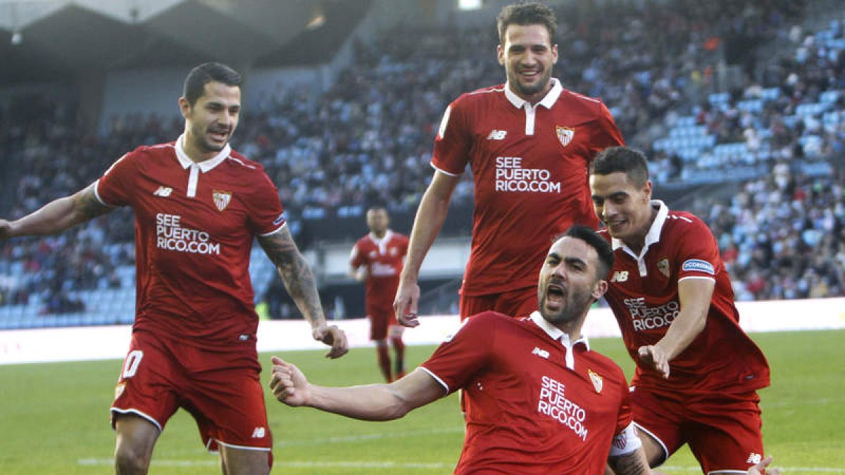 Iborra celebra el primero de los tres goles que marcó ayer al Celta en Balaídos. SALVADOR SAS