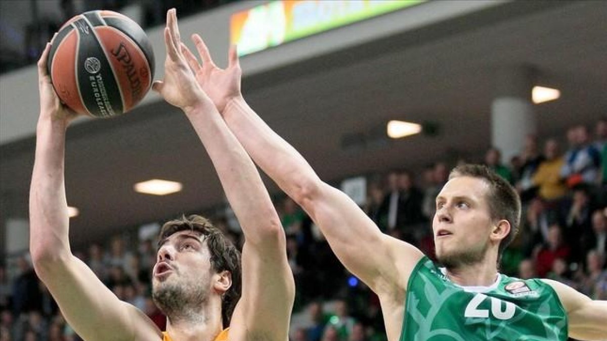 Tomic supera la oposición de Ponitka y lanza a canasta