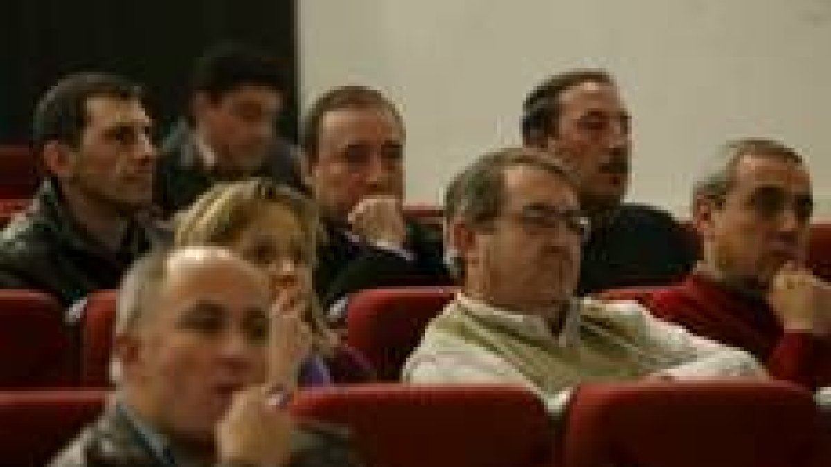 La cita congregó a cerca de un centenar de aficionados en la Uned