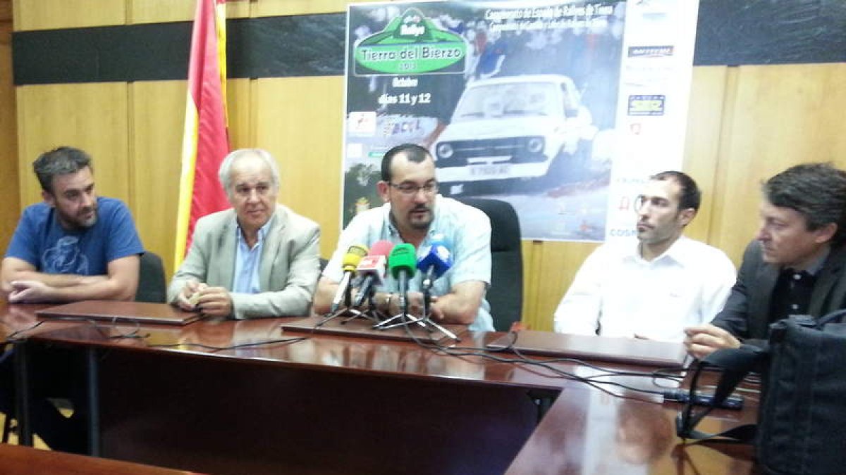 Representantes políticos y deportivos, en la presentación.