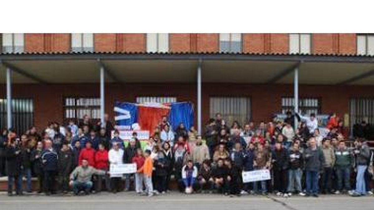 Participantes en el gesto a favor del comercio justo en el centro Don Bosco de Armunia