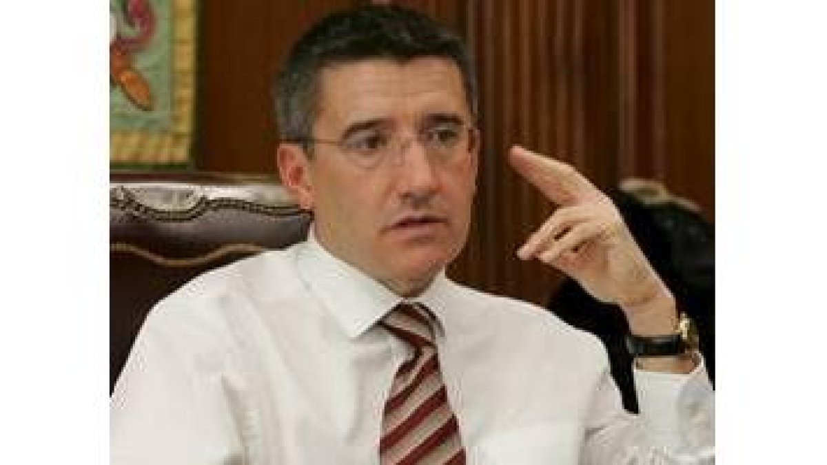 Francisco Fernández, en el despacho de la alcaldía, durante la entrevista concedida a Diario de León