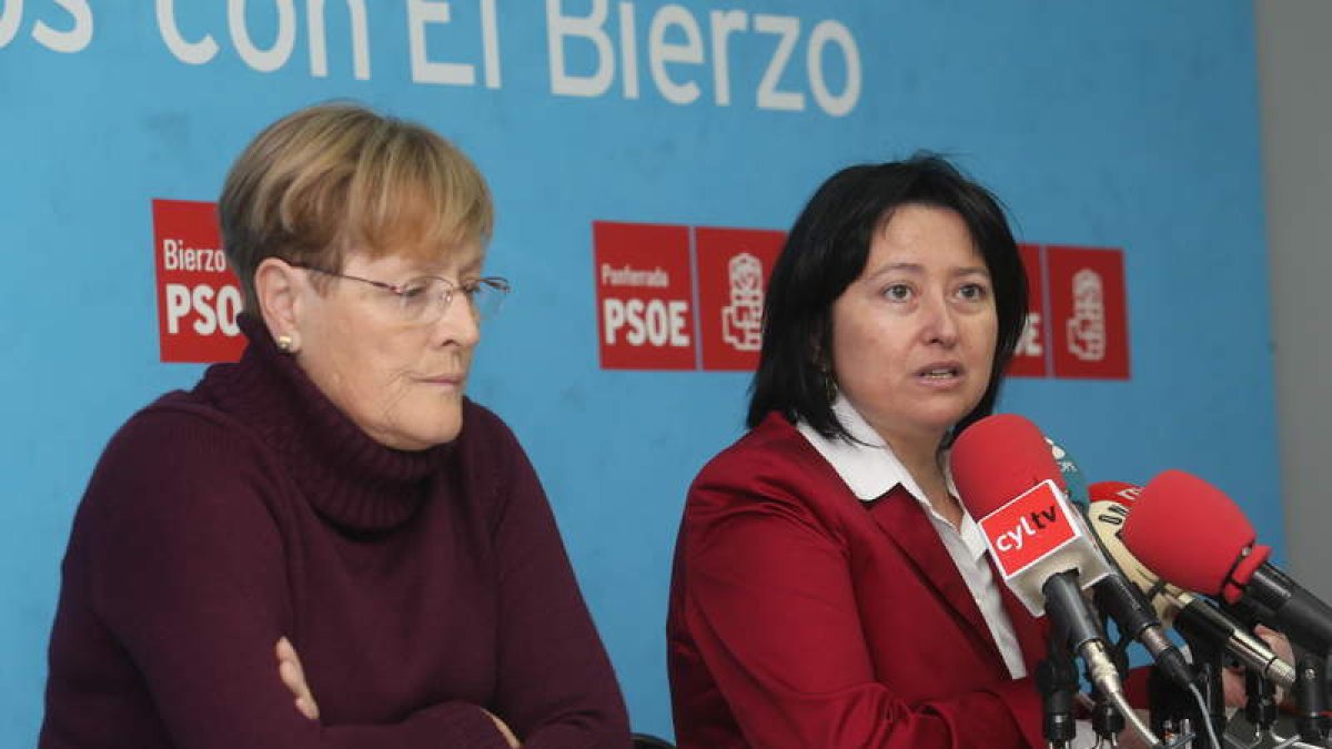 Rita Prada y Ángela Marqués, ayer en la sede del PSOE de Ponferrada.