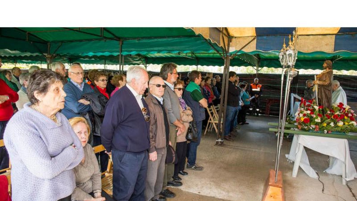 Asistentes a la misa de celebración por la fiesta de san Isidro en la Candamia. F. OTERO PERANDONES