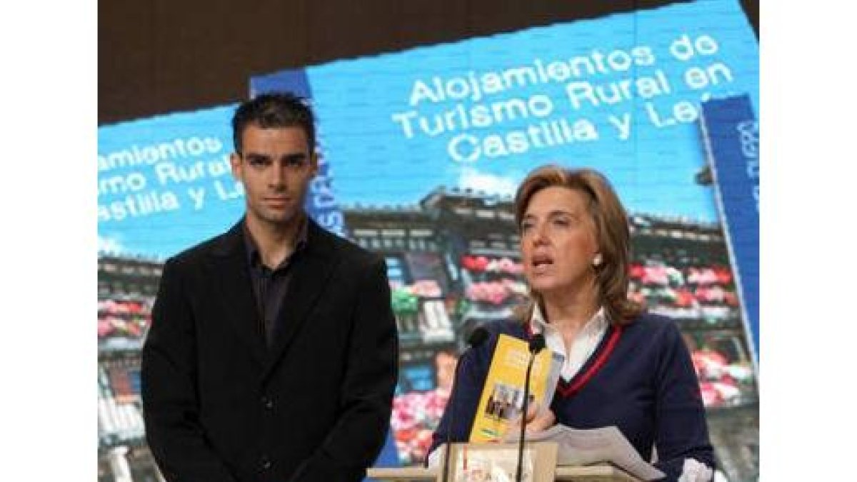 El atleta berciano Sergio Gallardo y la consejera Salgueiro.