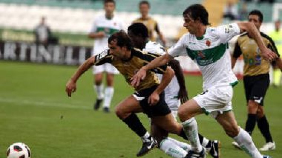 Gaizka Saizar, el mejor de la Ponferradina ayer en el Martínez Valero, pelea por un balón