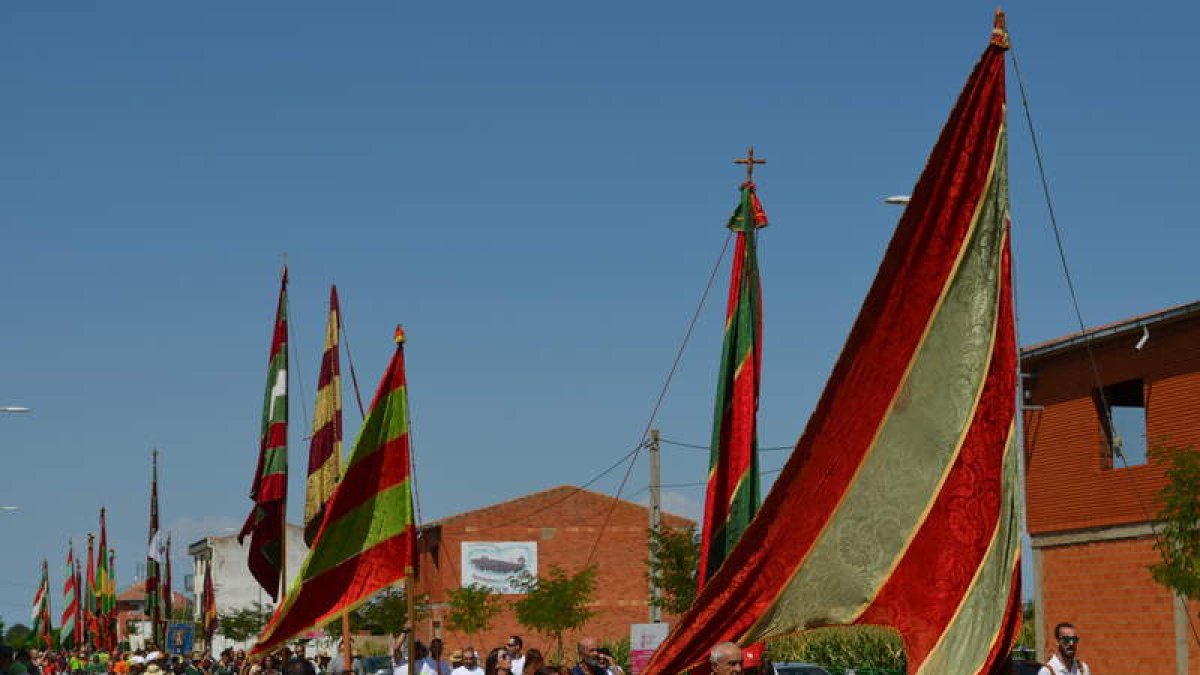 Los pendones leoneses recorrieron ayer las calles de Santa María del Páramo. MEDINA