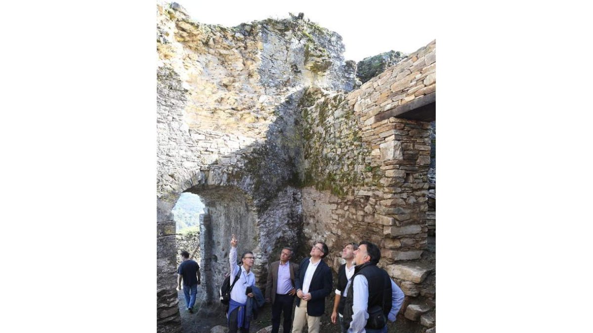 Sáiz, en el centro, con los arquitectos y el jefe territorial de Cultura, Jesús Courel.