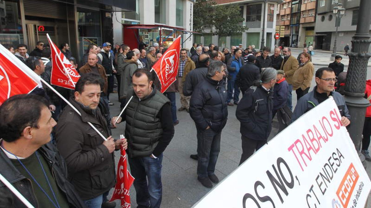 Trabajadores de Maessa y sindicalistas se concentraron a media tarde en Ponferrada.