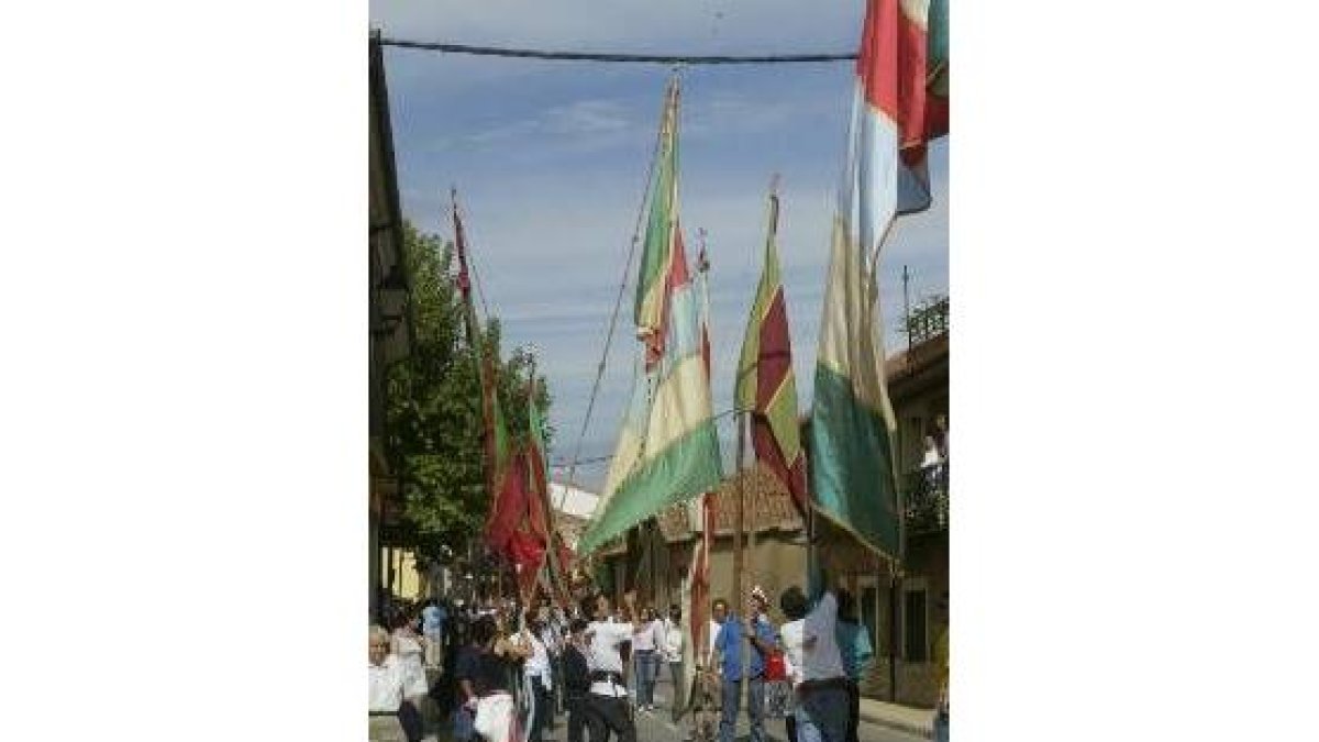 Hasta 27 pendones se sumaron a los romeros de la Virgen de Gracia, en Mansilla de las Mulas