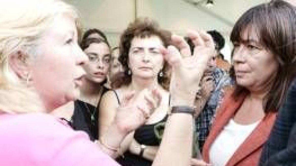 La ministra de Medio Ambiente no dudó en asegurar a los vecinos que sus quejas serán resueltas