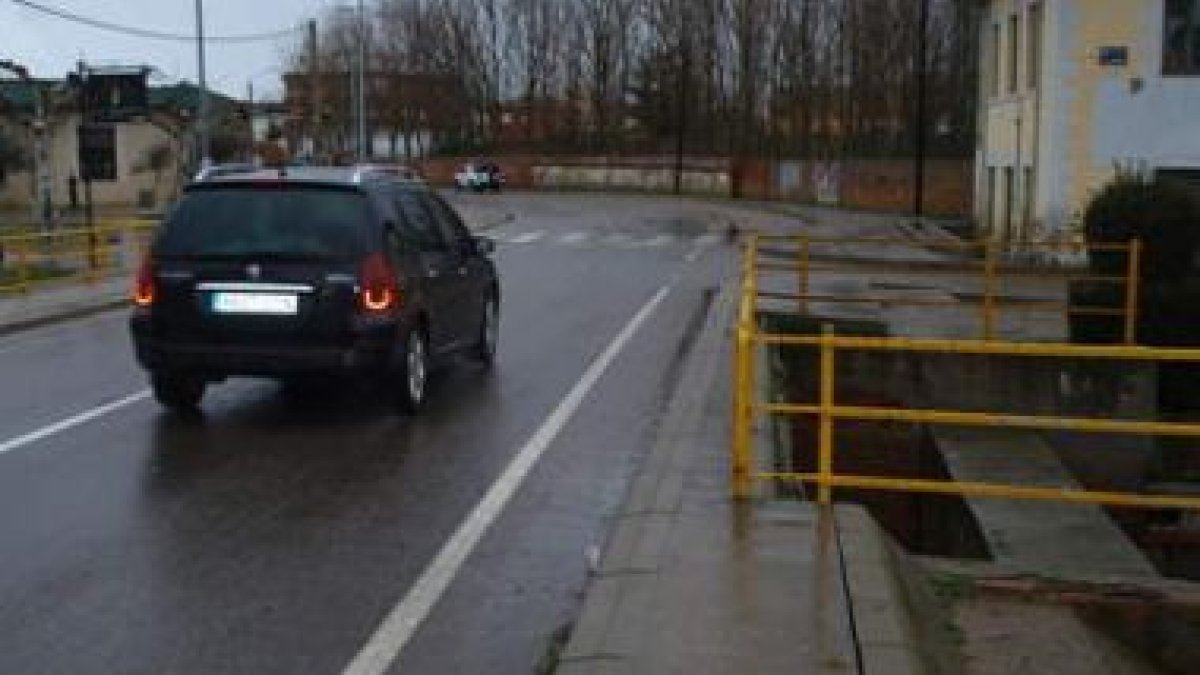 La imagen muestra la estrechez de la acera en el lugar en el que se construirá la pasarela.