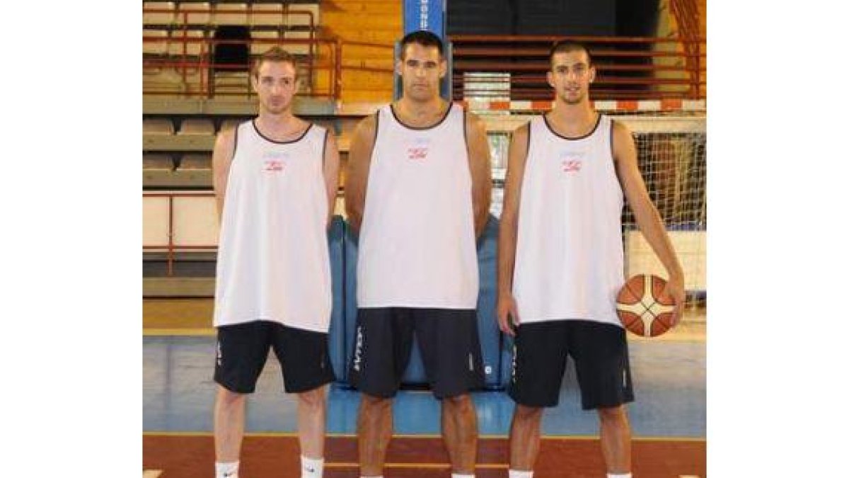 Las nuevas incorporaciones del Baloncesto León en el Palacio de Deportes.