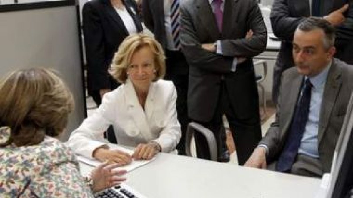 La ministra de Economía y Hacienda, Elena Salgado, y el secretario de Estado de Hacienda, Carlos Oca