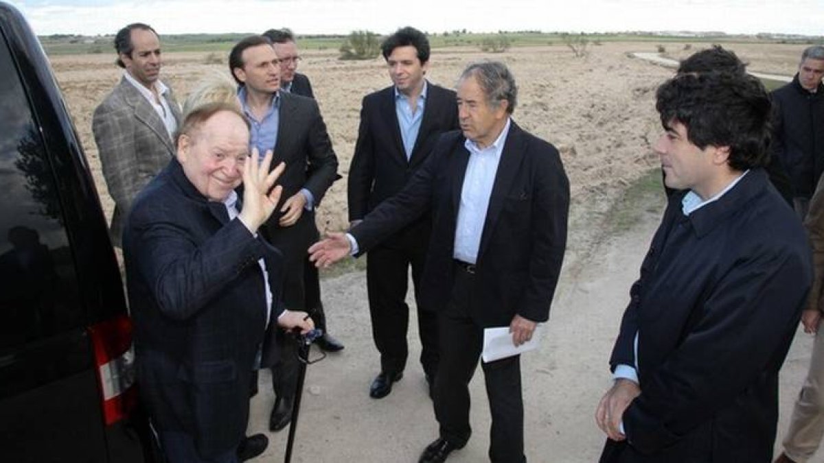 Sheldon Adelson (izquierda) gesticula durante una visita a los terrenos de Alcorcón donde debía edificarse el complejo de ocio, en mayo del 2012.