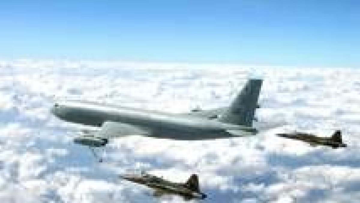 Imagen de archivo en la que aviones de caza de la Fuerza Aérea Brasileña son abastecidos en el vuelo