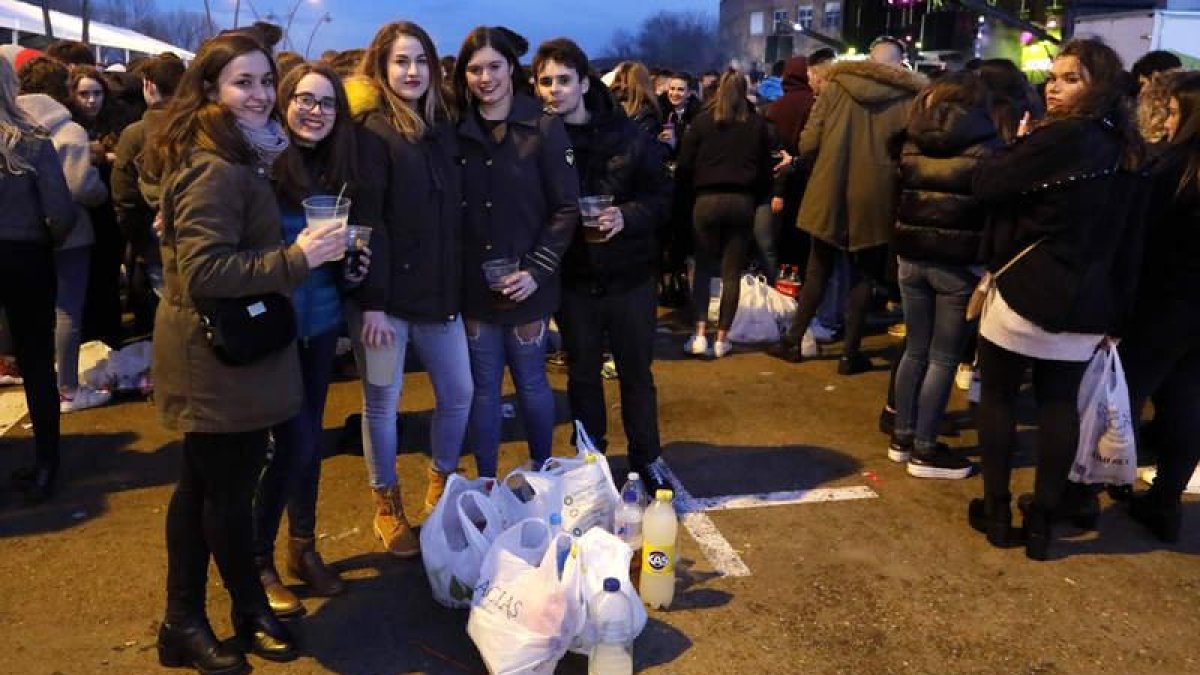 Jóvenes en la espicha de ayer de Industriales.