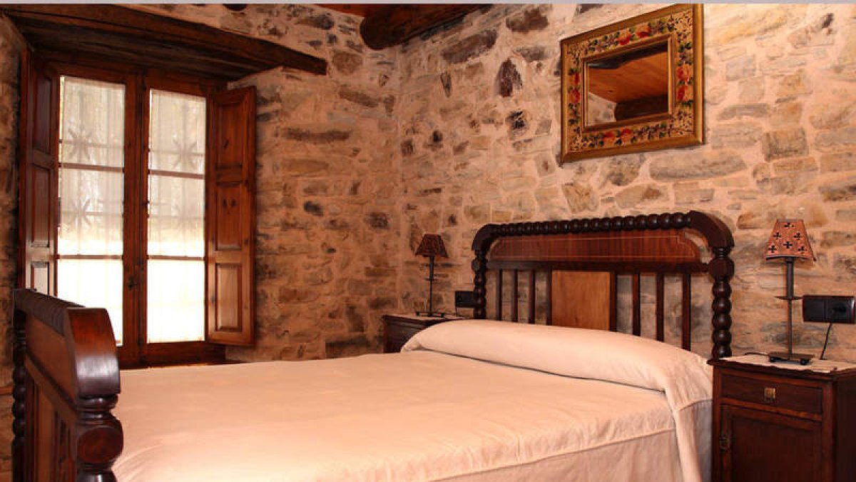 Dormitorio y exterior de Casina de la Fuente, un alojamiento rural en Santa Marina de Somoza.