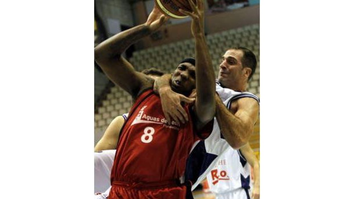 Kahiem Seawright se hace con un rebote ofensivo ante la férrea defensa de los lucenses.