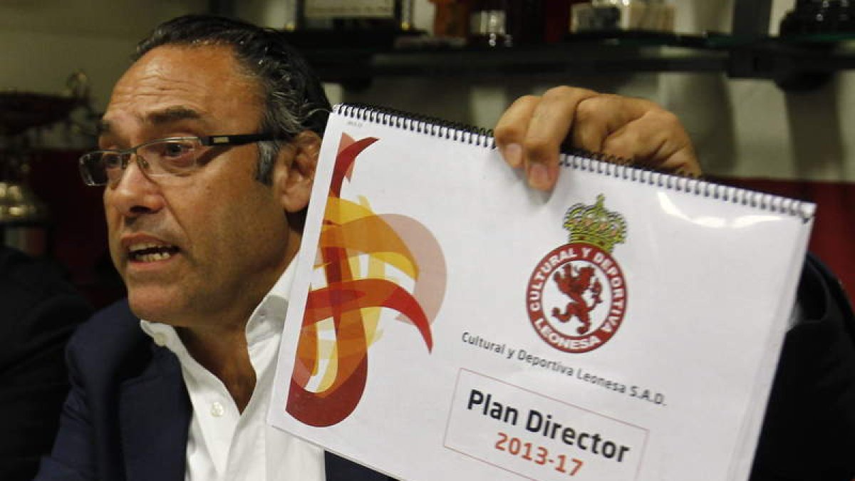 Llamazares muestra el plan director de la Cultural.
