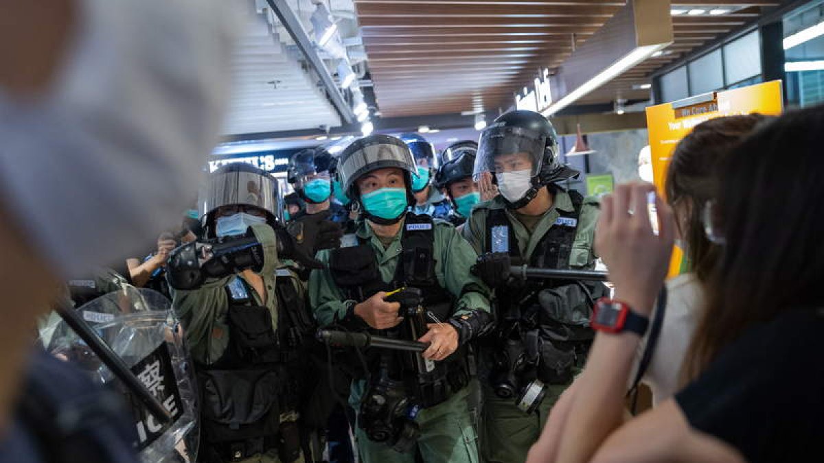 La policía de Hong Kong da orden de desalojo ayer, en una protesta, antes de cargar. JEROME FAVRE