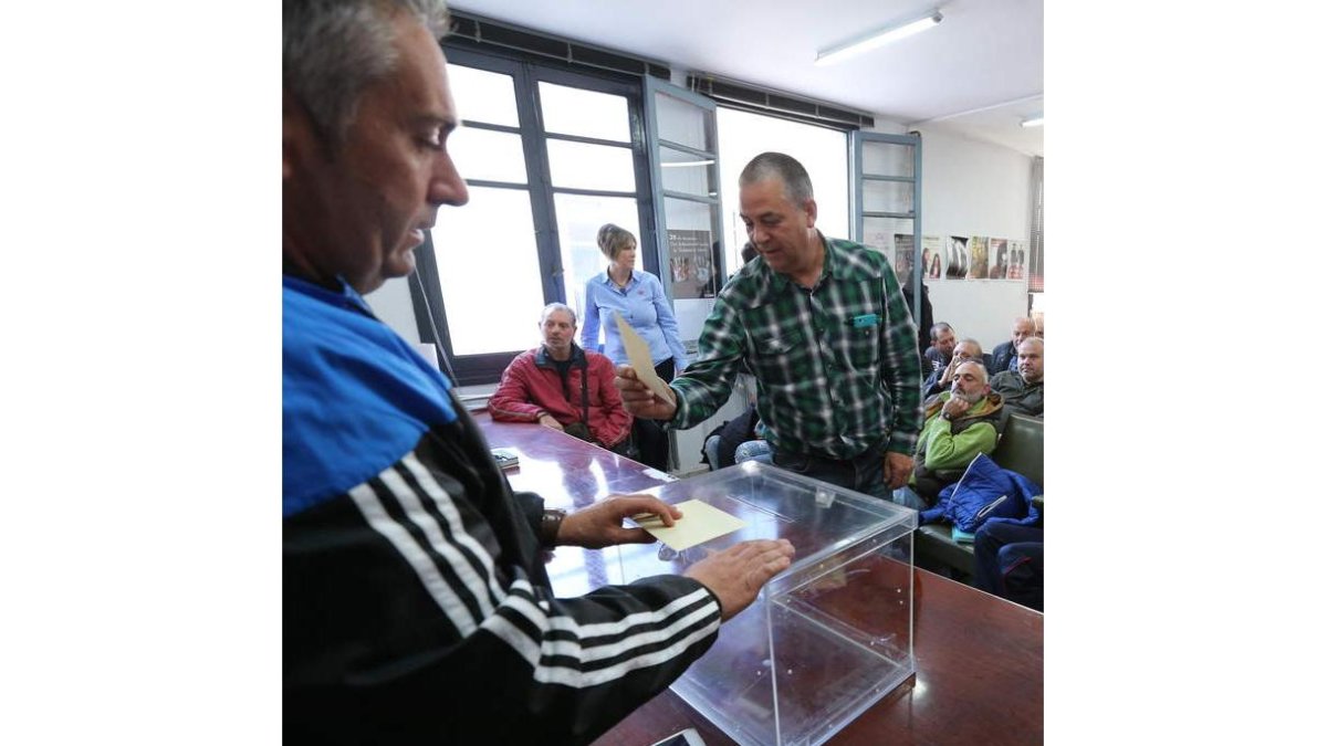 Momento de la votación que determinó el fin de la huelga. BARRERO