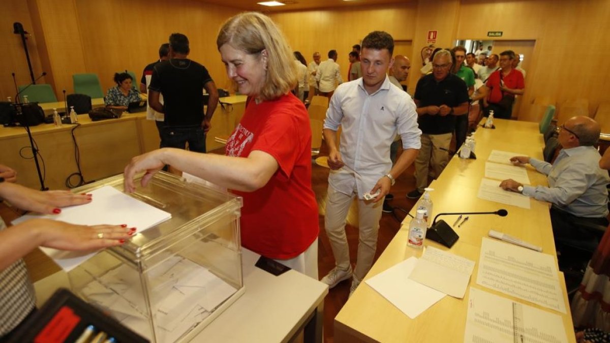 Margarita Torre, en la tarde de este martes durante las votaciones en la Junta Electoral. RAMIRO