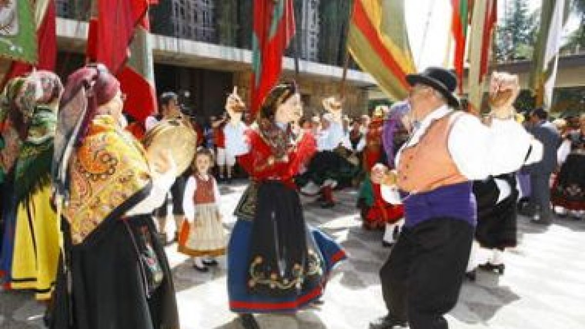 Bailes y pendones en una fusión al pie del Santuario.