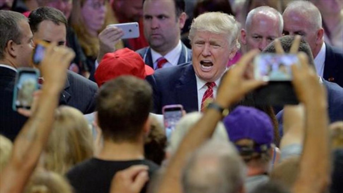 Trump saluda a sus partidarios en Wilmington (Carolina del Norte), el pasado martes.