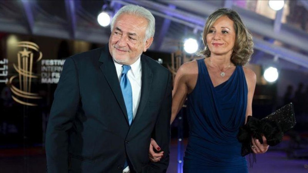 Dominique Strauss-Kahn y Myriam L Aouffir posan en la alfombra roja del Festival de Cine de Marrakech, en diciembre del 2016.