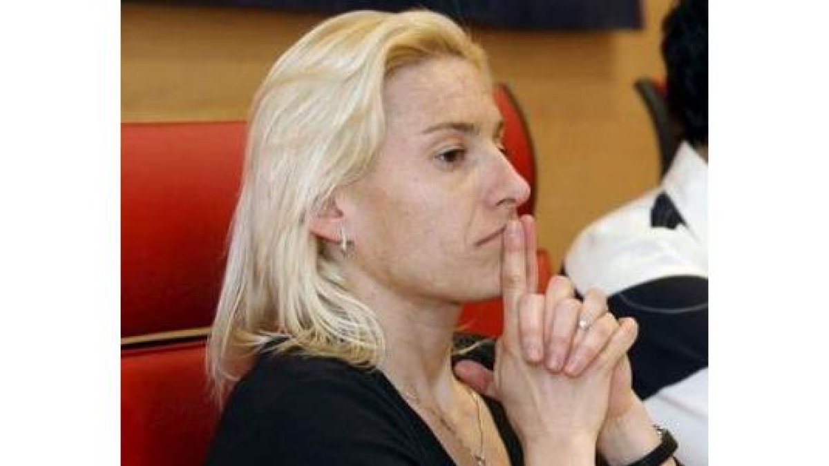La atleta Marta Domínguez con gesto serio y pensativo.