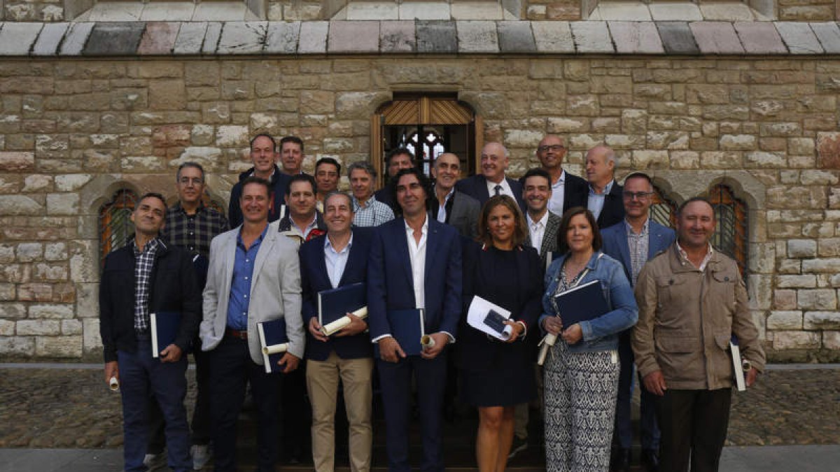 Los premiados posaron con sus distinciones al final del acto. FERNANDO OTERO