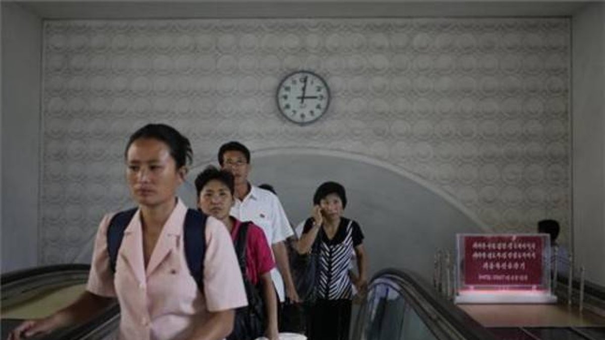 Un reloj cuelga en la pared de una estación de metro en Corea del Norte, donde este viernes se ha comunicado el cambio de huso horario.