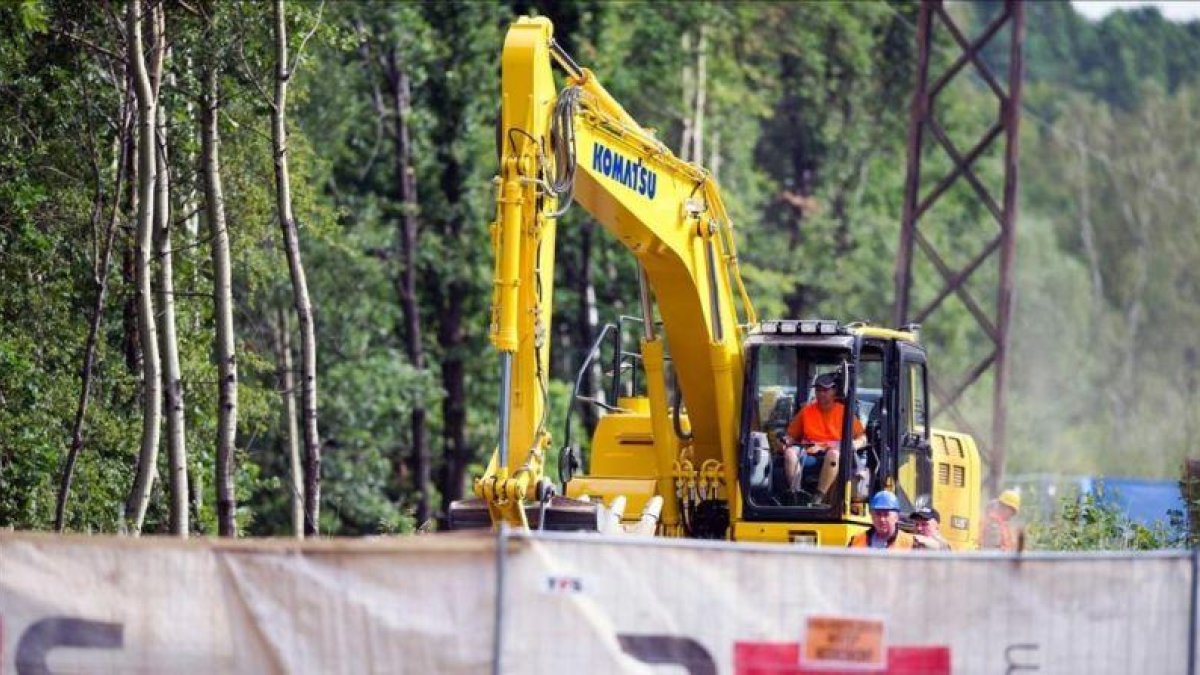 Un tractor durante el primer día de excavaciones para verificar la existencia de un supuesto tren nazi lleno de oro enterrado en el suroeste de Polonia, el martes.