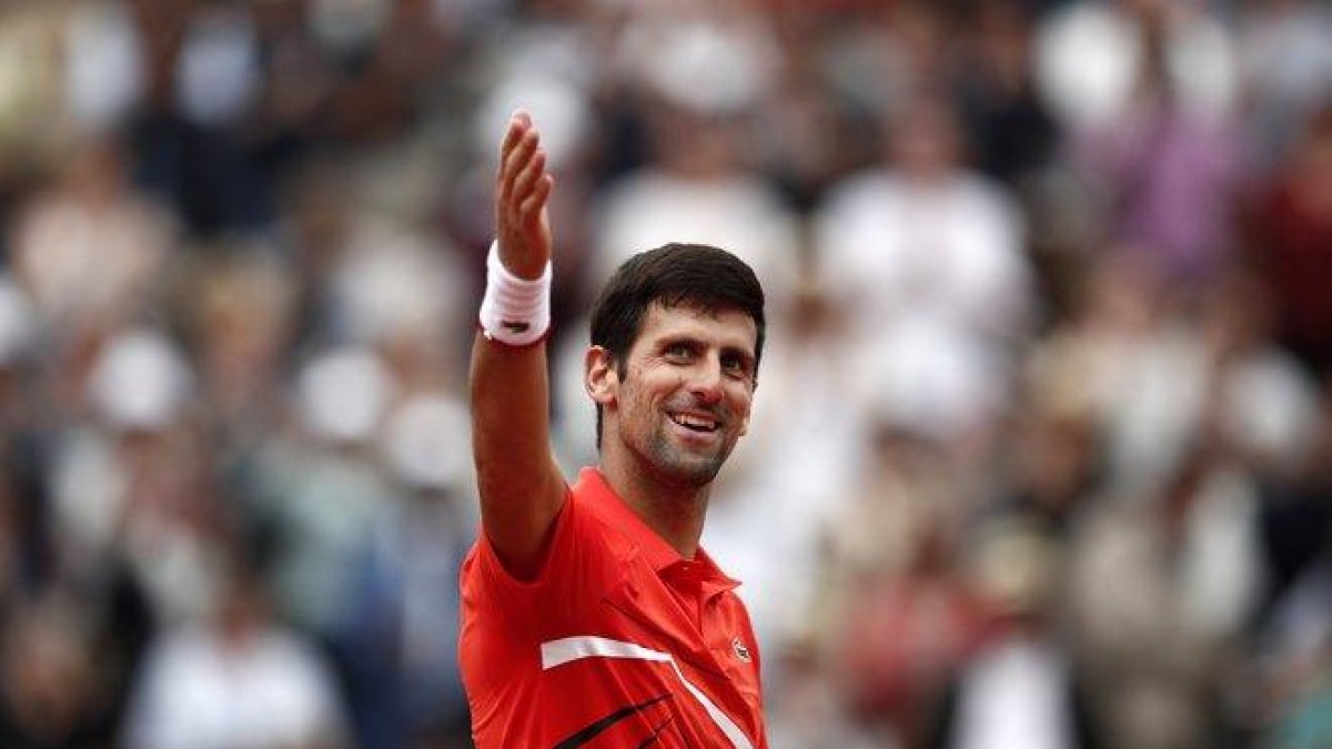 Djokovic saluda a la grada de París.