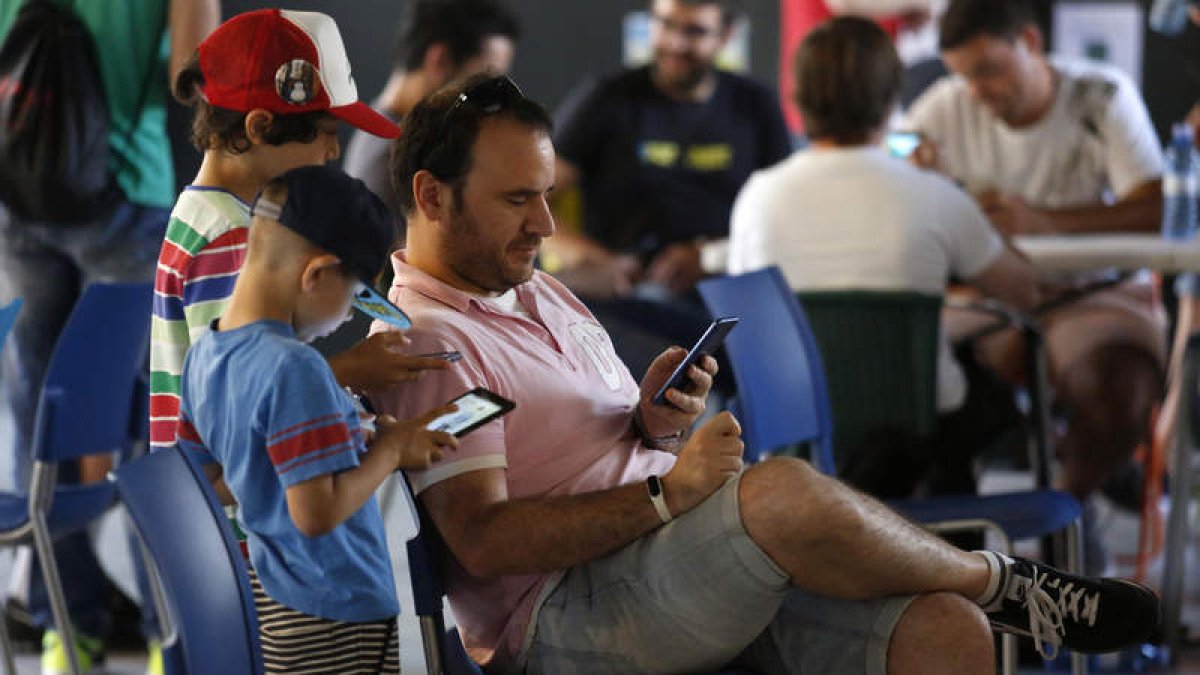 Entre los participantes había familias, niños pequeños y personas mayores. FERNANDO OTERO