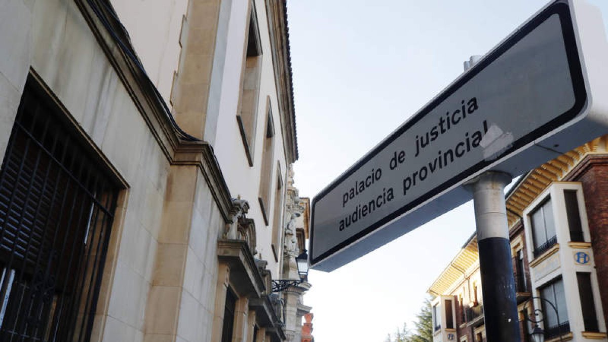 Fachada de la Audiencia Provincial de León. RAMIRO