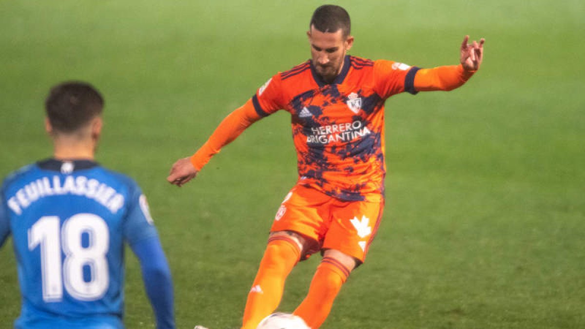 Con este magistral golpeo Óscar Sielva hacía el 0-1 en el minuto 57. JORGE R.