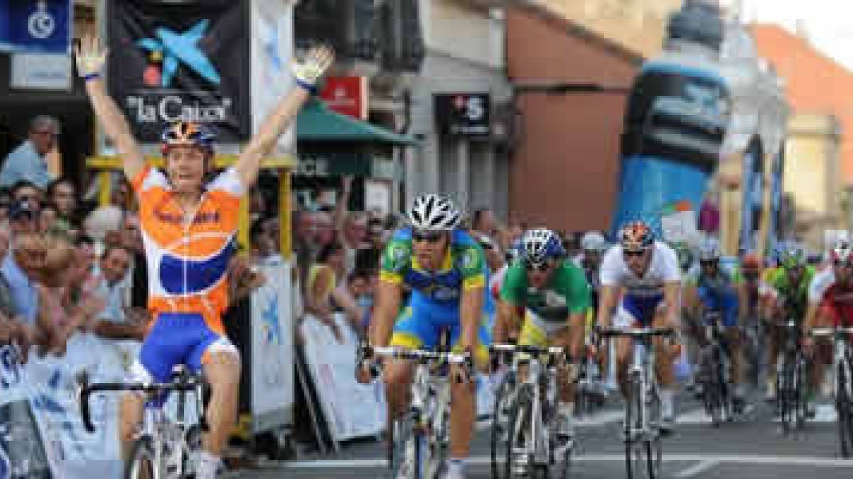 El ciclista Michael Van Staeyen celebra su victoria en la tercera etapa de la Vuelta.