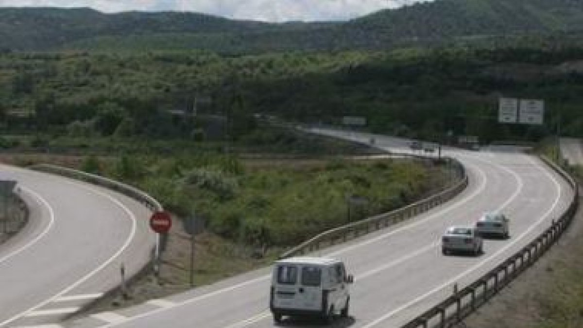 La imagen muestra un tramo del entronque entre la nacional sexta y la N-120 a su paso por Villamartí
