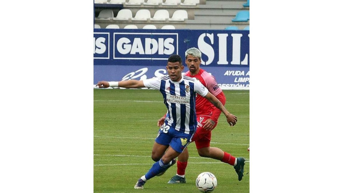 Elitim, presionado por Ibán Salvador en el partido del sábado ante el Fuenlabrada. ANA F. BARREDO