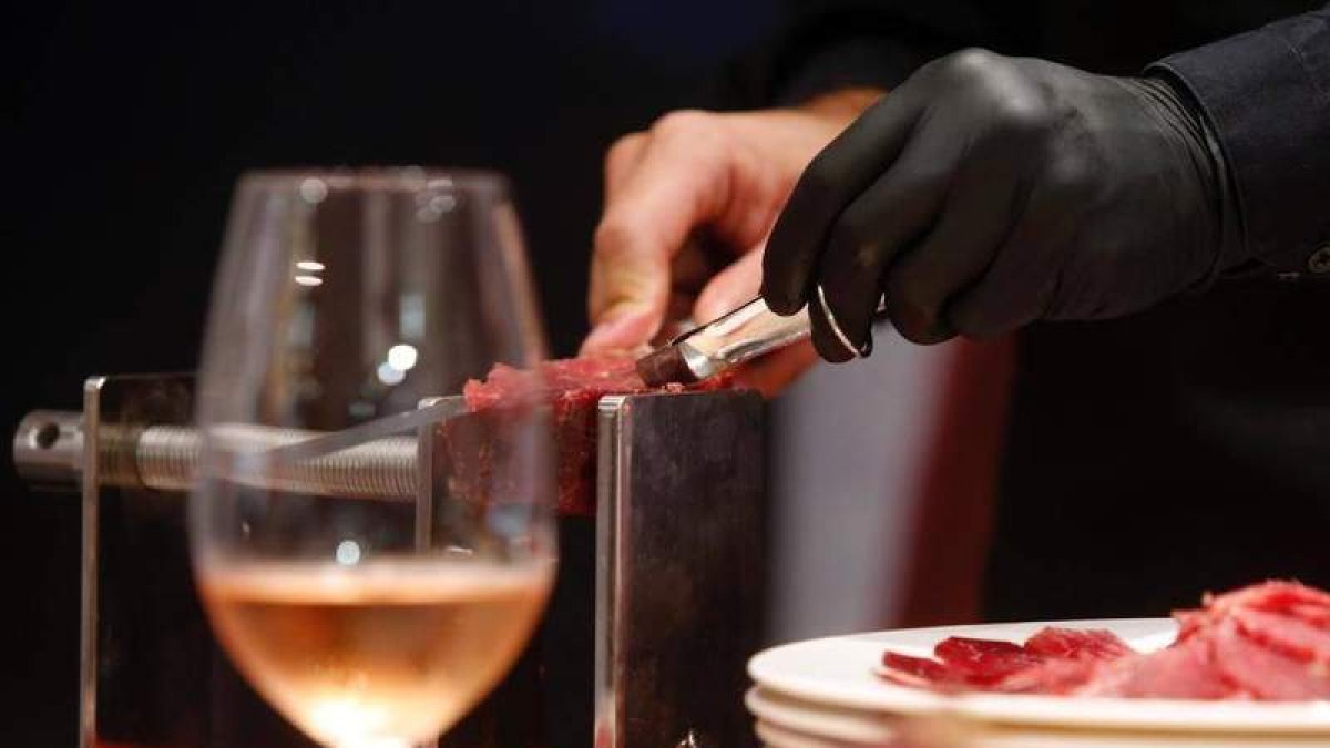 El maridaje de la cecina de León y vino riojano triunfó en Madrid. RAQUEL P. VIECO