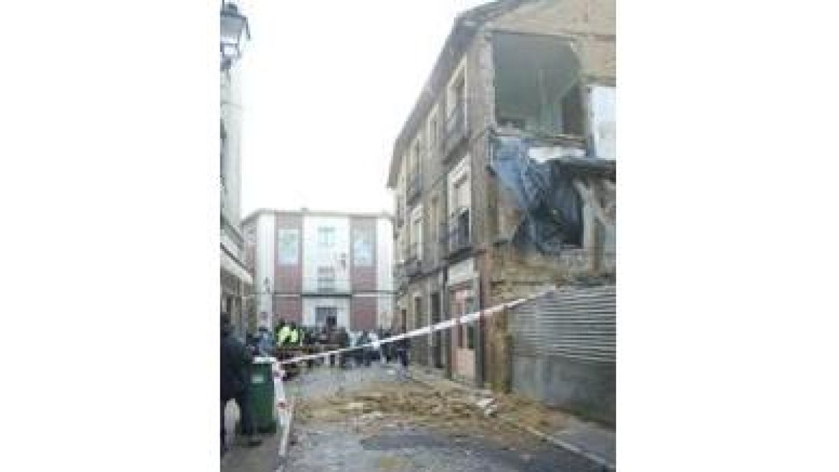 Aspecto exterior de la casa de la calle Serranos afectada por el derrumbe